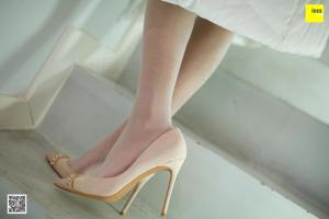Model Wanping "Wanping White Down Jacket" Silky Feet and Beautiful Legs [Iss]