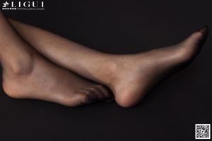 [丽柜LiGui] Model Ling Ling "Studio Shooting Black Silk High-heeled Feet" Beautiful Legs and Jade Foot Photo Picture