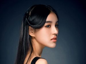 Foto de estudio de la modelo de belleza de raza mixta Shi Yiyi